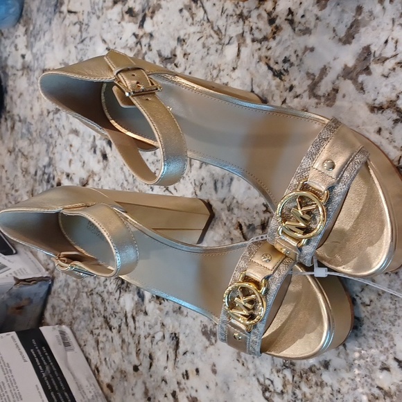 MICHAEL KORS RORY Gold Platform Dressy Open Toe Sandals SZ 10 - Picture 3 of 16